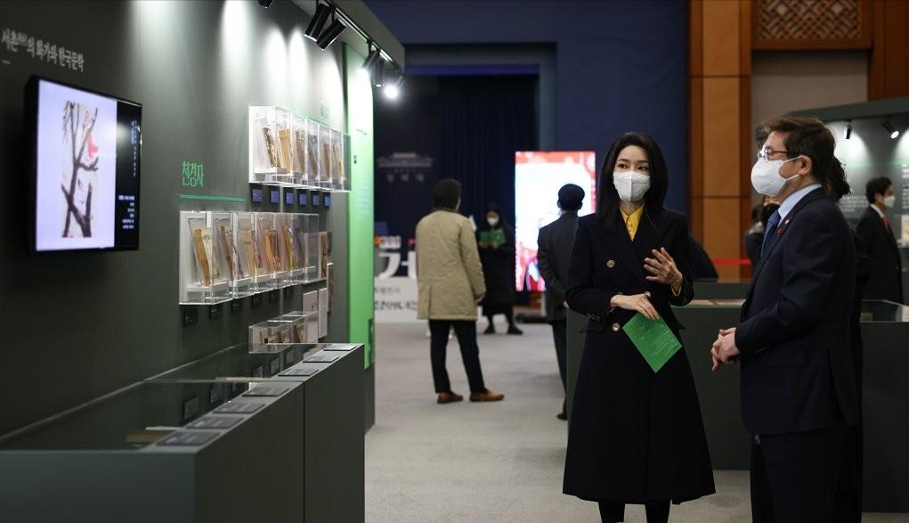 韩国第一夫人vs南朝第一夫人,韩国第一夫人出访视频