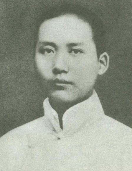 1959年，毛主席站在父母破旧的坟前：别修了，我走了，给我种土