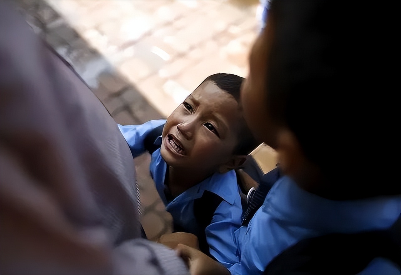 女儿被同学抓伤对方家长理直气壮,孩子脸被同学划伤怎么协商赔付