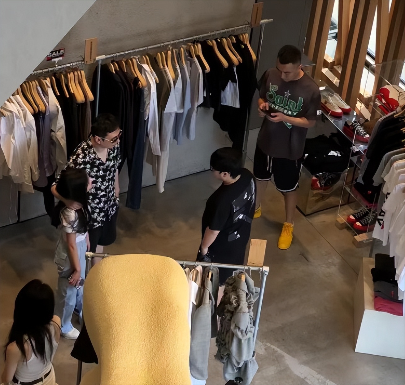 王思聪带美女开豪华游艇,王思聪开私人飞机带着网红去三亚