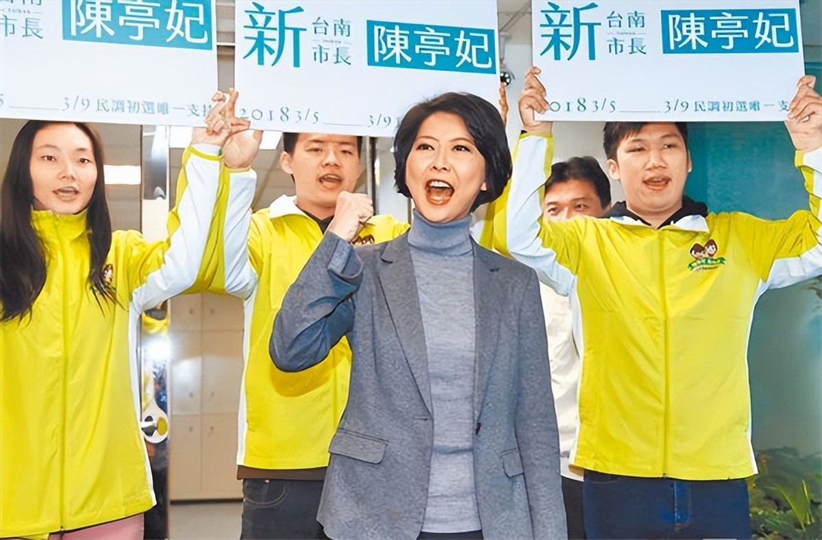 *独台**双面人何志伟的历史，父母是绿营*官高**，在大陆开银行狂吸金