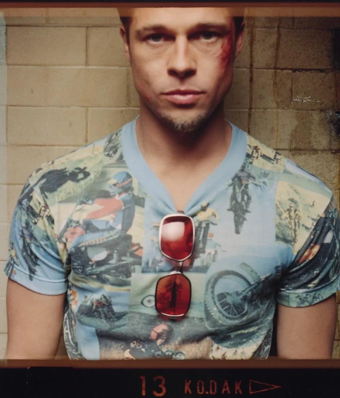 女子身着日本侵华军装露脸,女子穿日军军服拍照被抓