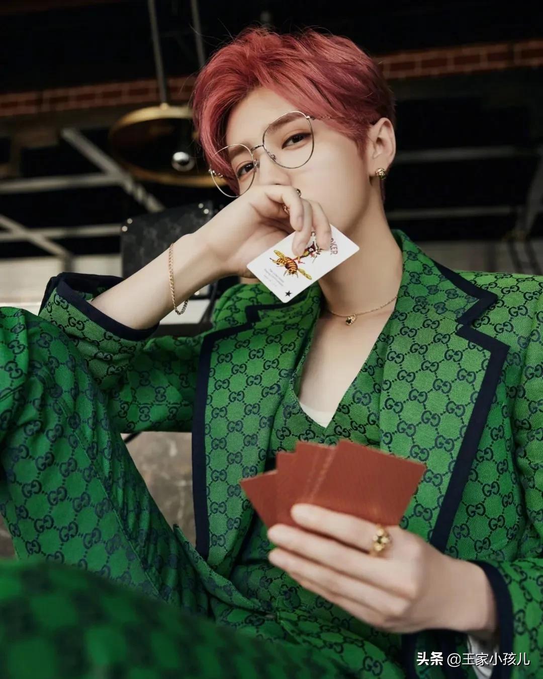 鹿晗勋章歌词壁纸图片,鹿晗照片锁屏壁纸卸妆