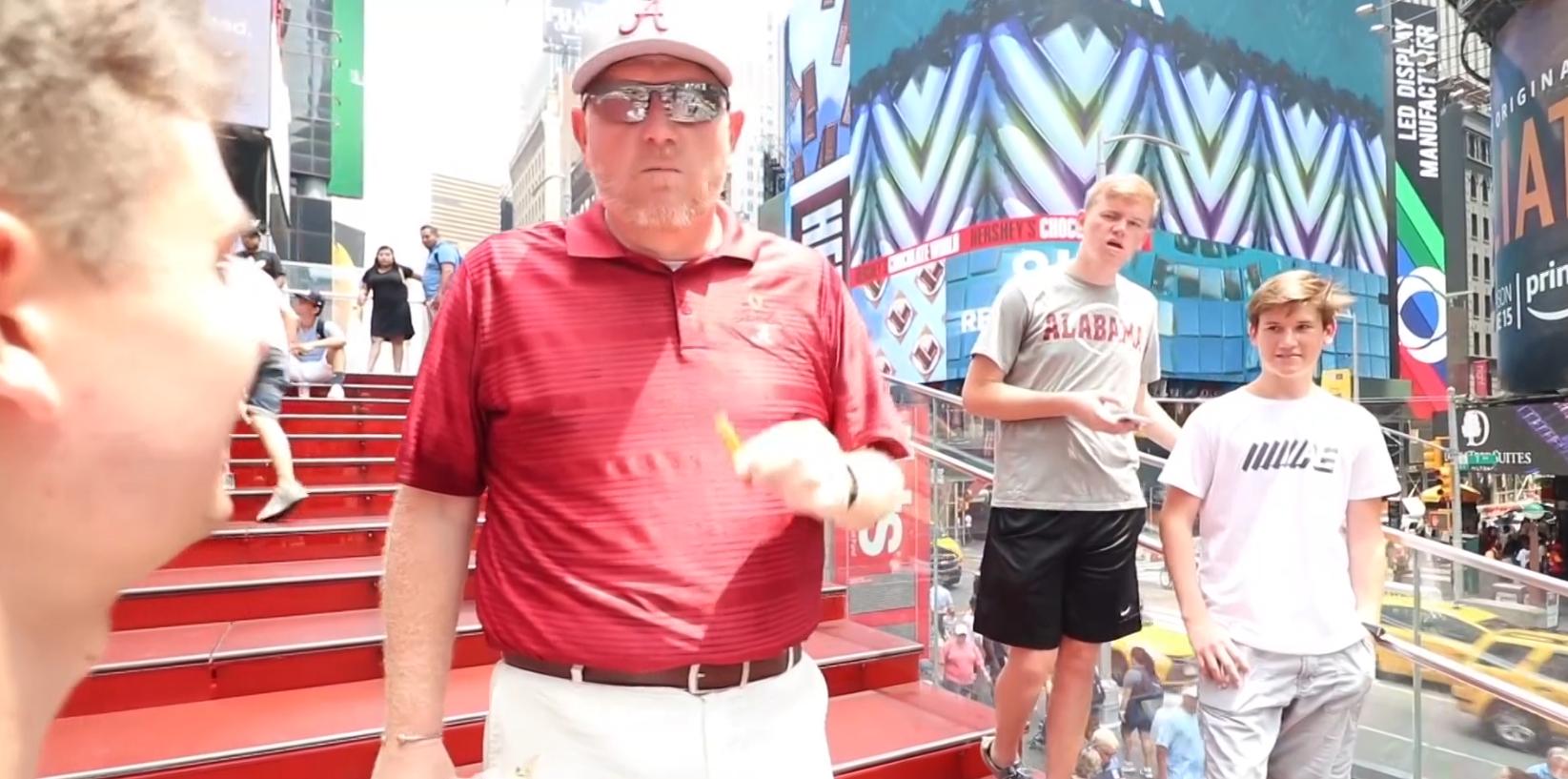 在美国街头第一次吃中国辣条,美国小伙第一次吃中国辣条