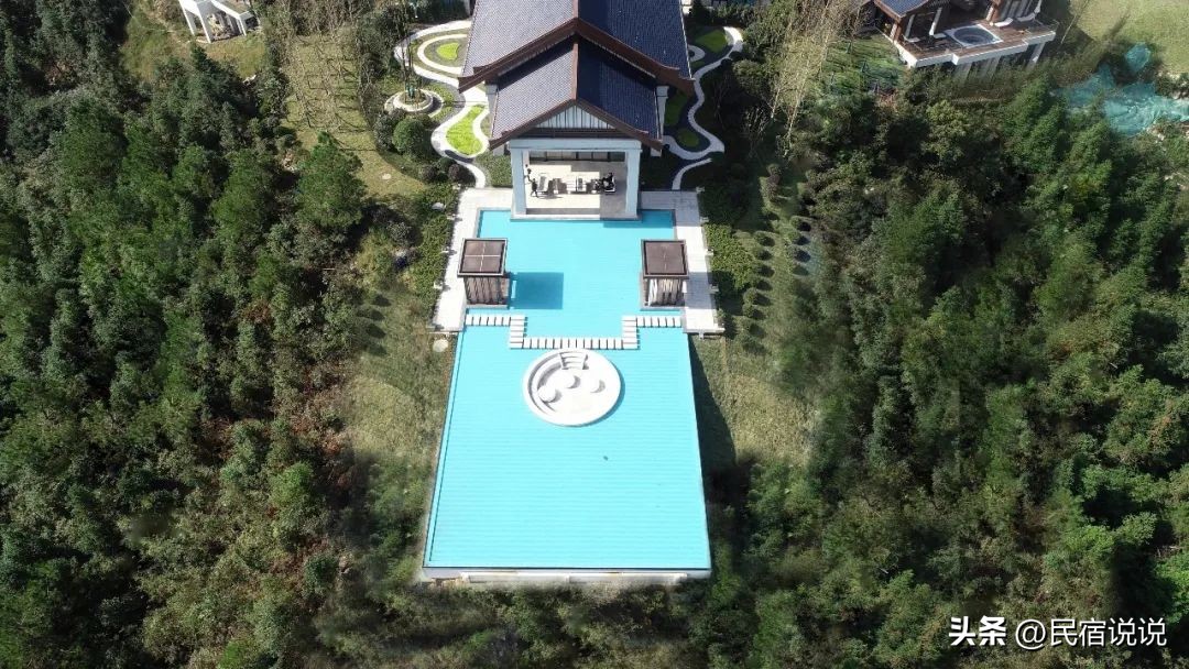 在云雾缭绕的朵花特大桥边隐藏着一家温泉酒店