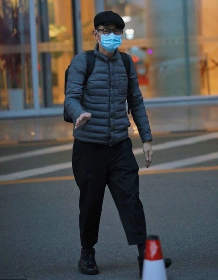 40岁后男人穿工装裤还是束脚裤,四十多岁男人适合穿阔腿牛仔裤吗