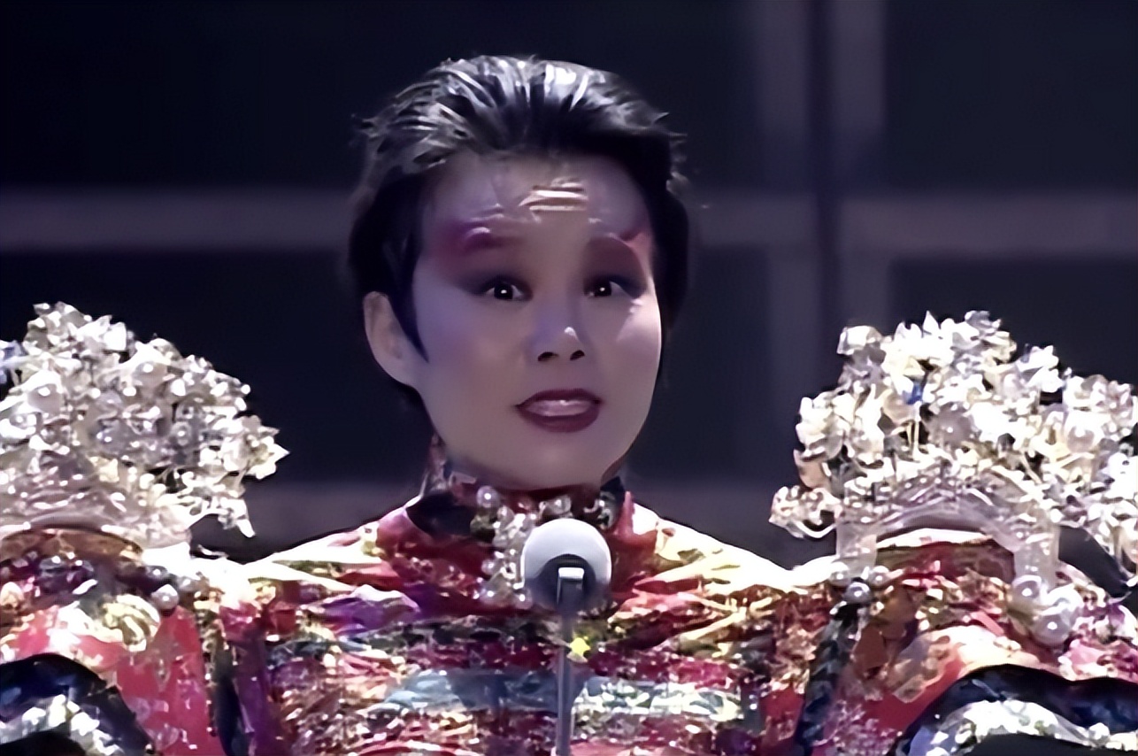 穿粉色“丑”上热搜，一首歌封神13年：她越疯，就越火