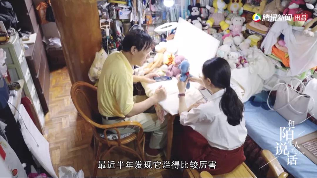 74岁上海“娃娃大夫”走红,花10年治好上千只娃娃:太治愈了