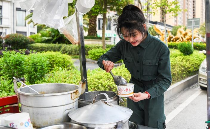 重庆空姐趁假期卖小吃,因颜值走红,每天收入1千元比上班赚得多