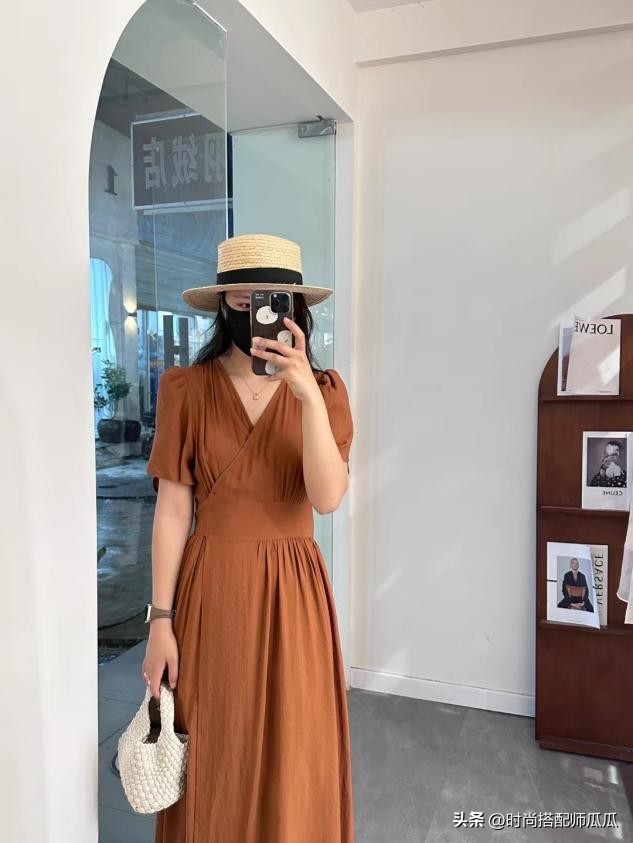 皮肤灰的女生穿什么显白,黑白灰女生穿什么颜色好看