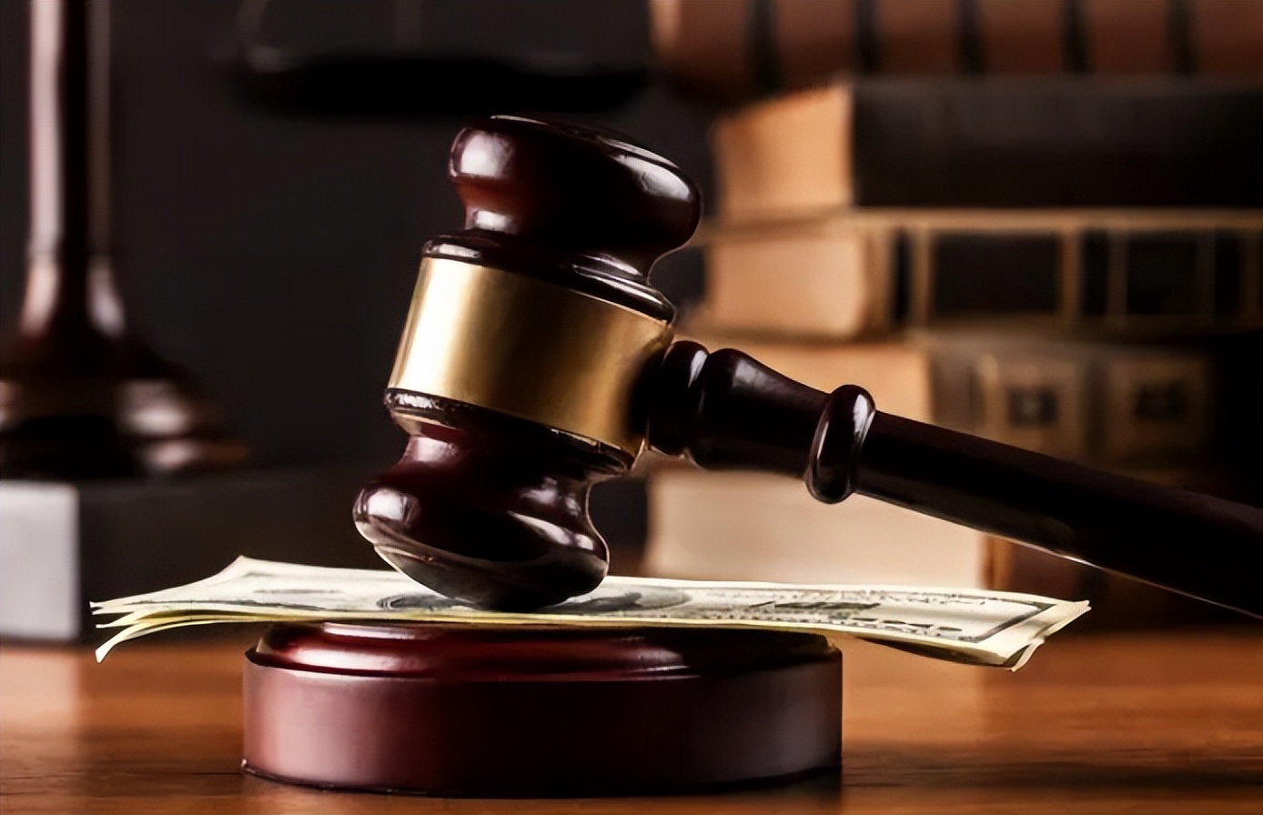 女子称酒店浴室出现裸男，裸男持手机待了8分钟，法律如何判？