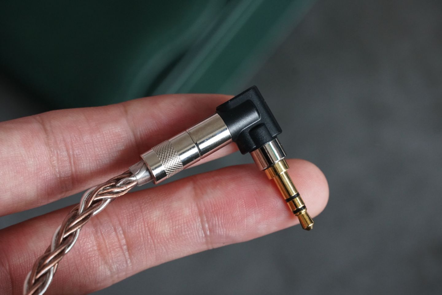 就像是送到宫里的耳机，仅3000元出头，靛蓝色木制入耳式动圈杰作