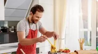 月薪8000男保姆,男保姆一年工资多少