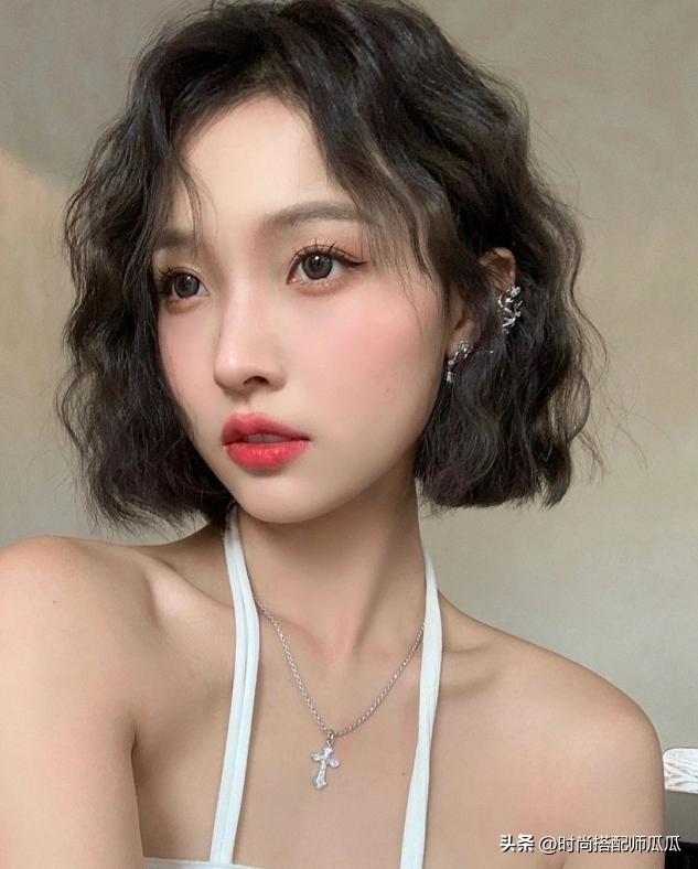 适合发量少减龄的烫发,别再留中间长两边短的发型