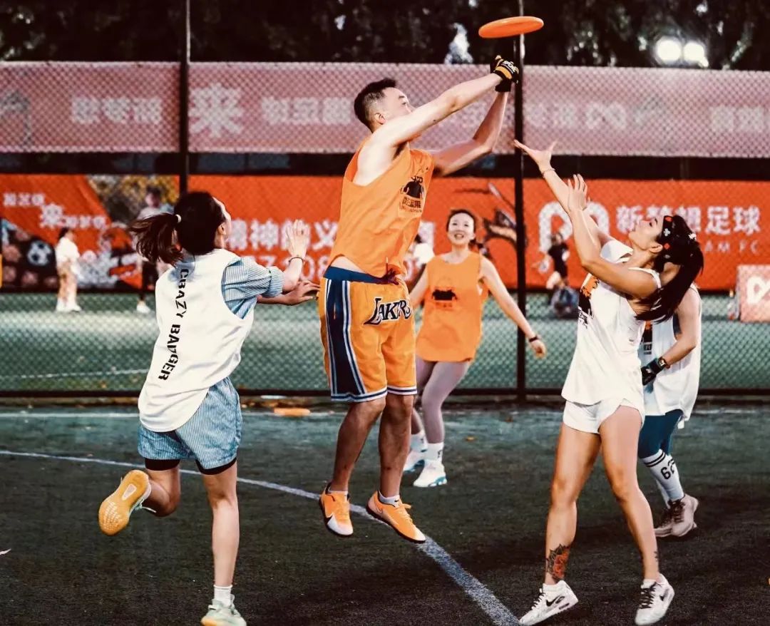 飞盘运动现在怎么没人玩了,飞盘运动几个人玩