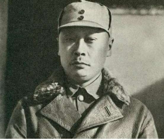 毛主席晚年生病后一抽烟就咳嗽，*先念李**知道后：您可以试试雪茄烟