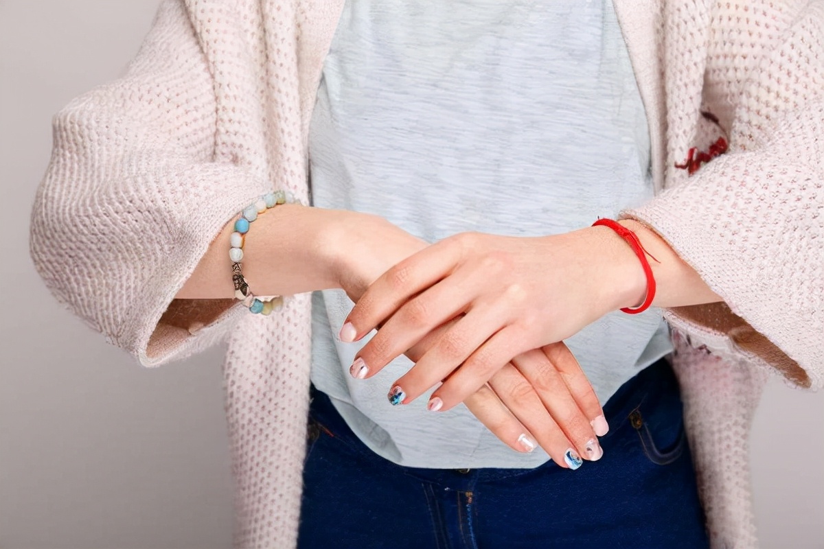 女性手黄怎么改善,女人脸黄手白怎么调理