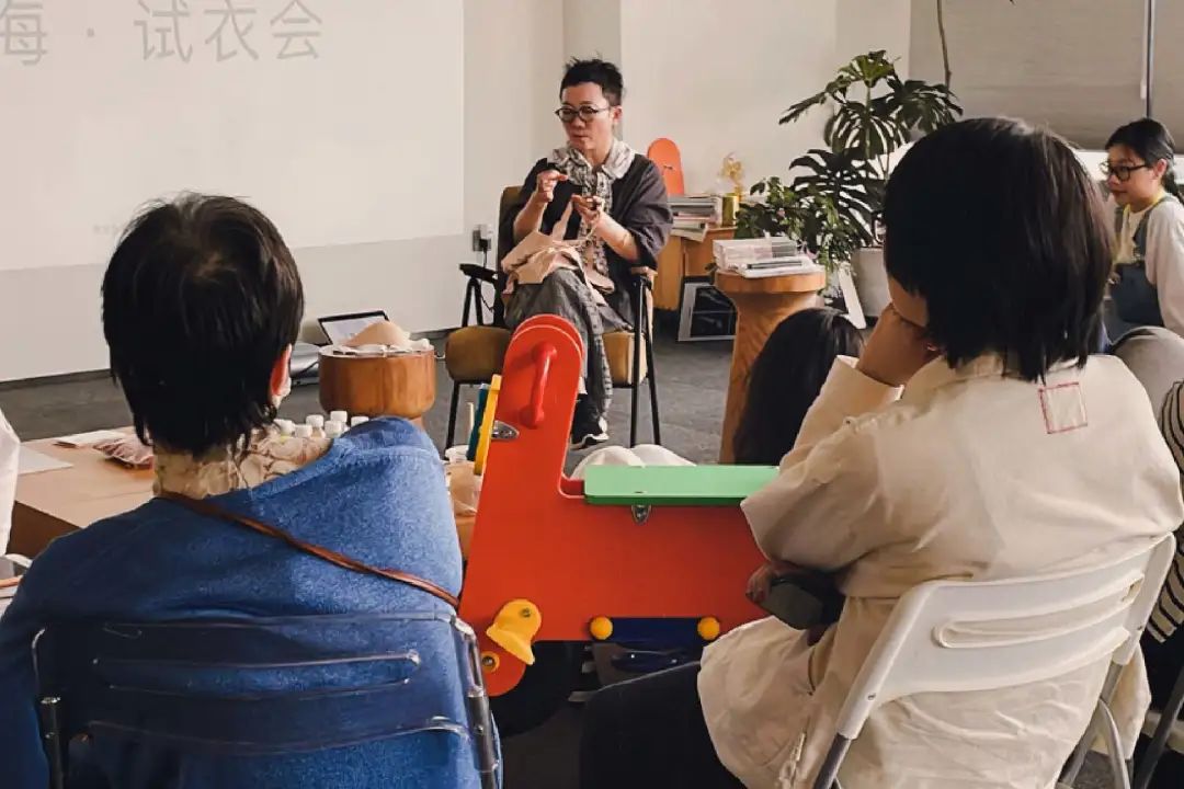 被「无尺码」内衣忽略的乳房。