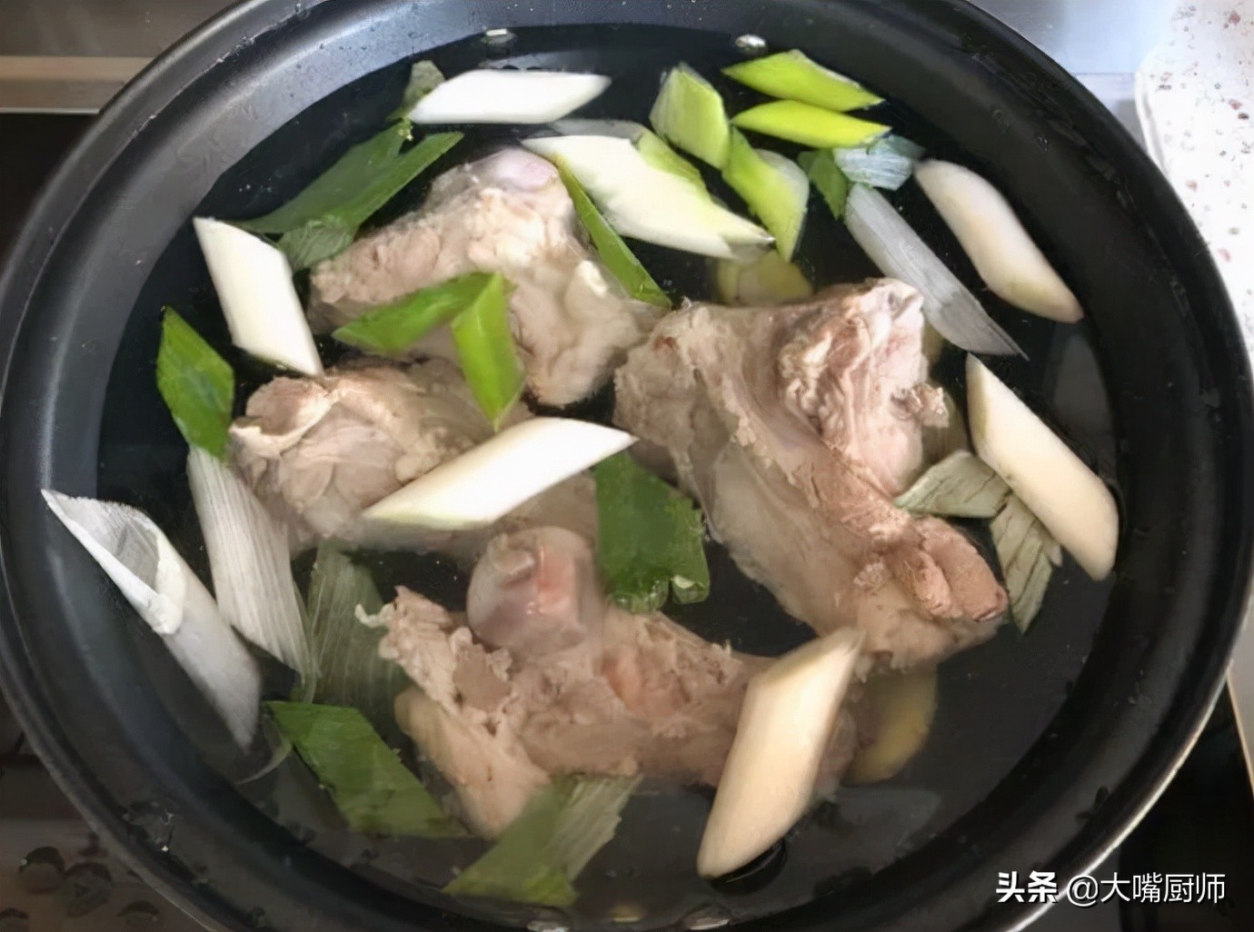 怎样炖大骨头汤好吃肉不柴,怎么炖大骨头汤才好喝呢