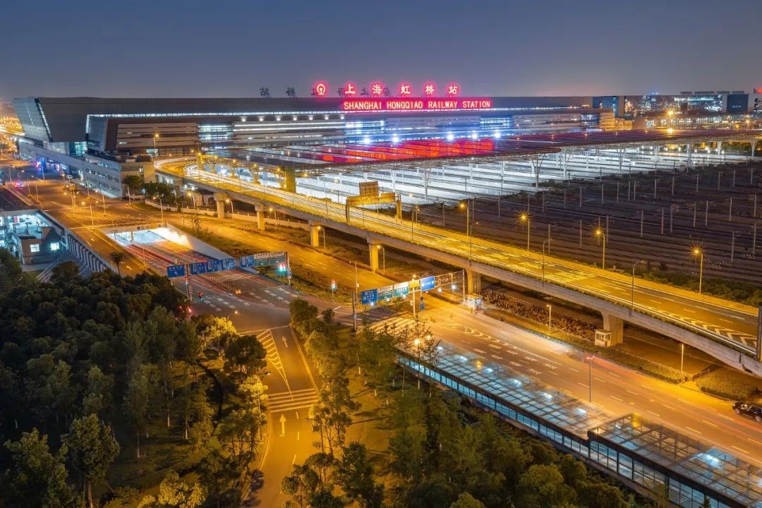 一边涨租，一边降薪，打工人逃离上海