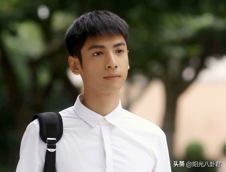 双腿细似竹竿，体型堪比纸片，内娱男星的审美真是太“畸形”了