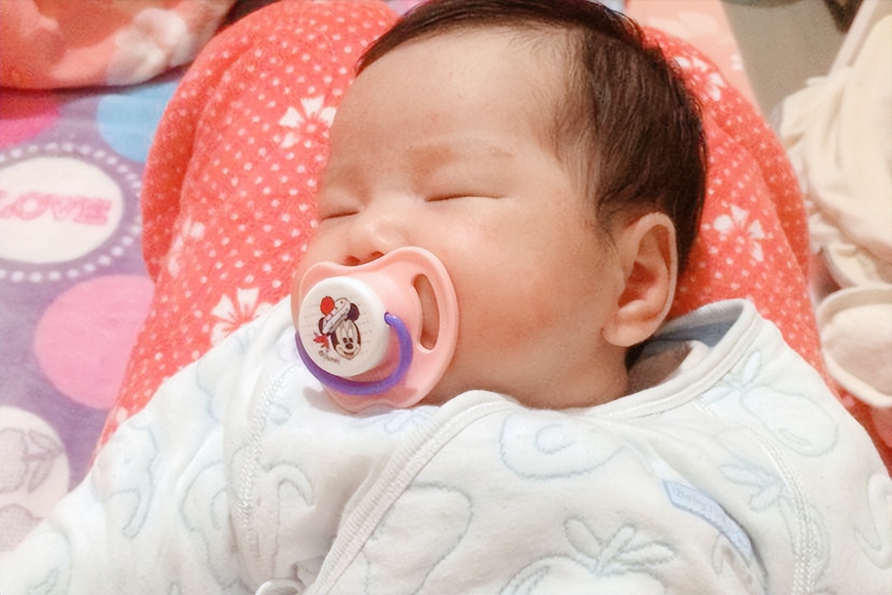 8种错误睡姿让宝宝越睡越迟钝,宝宝六种睡姿不正确会越睡越迟钝