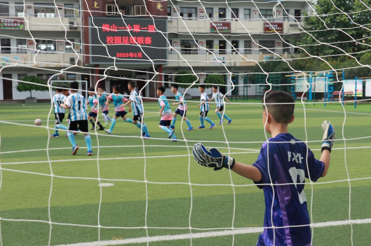 小学校园足球联赛报道,小学首届校园足球联赛简讯