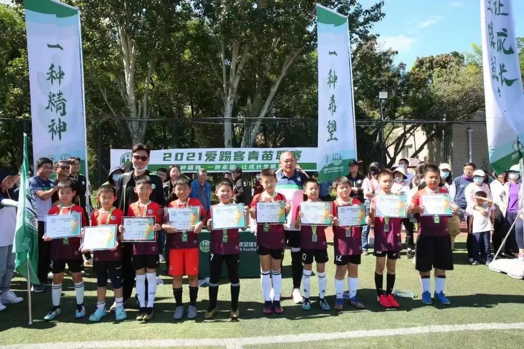 曾经躲在身后的小孩长大了,曾经躲在父母身后的孩子长大了