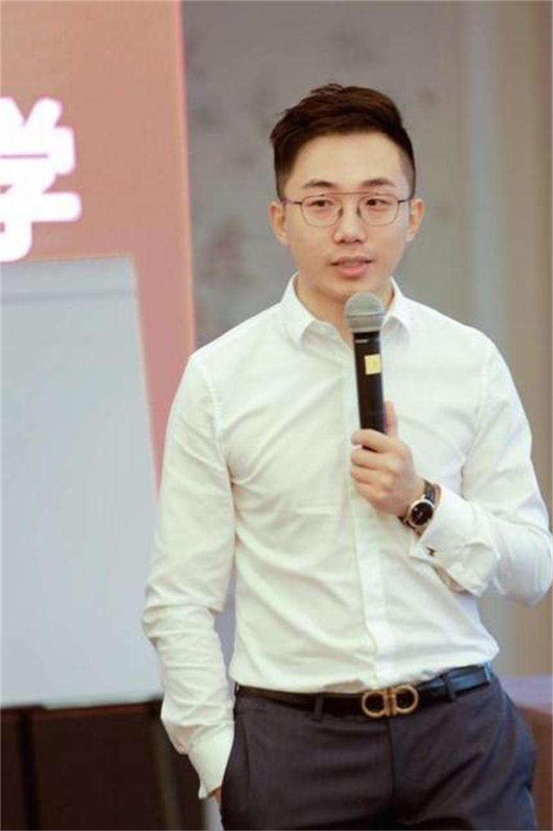 32岁小伙开店创业,30岁小伙白手起家