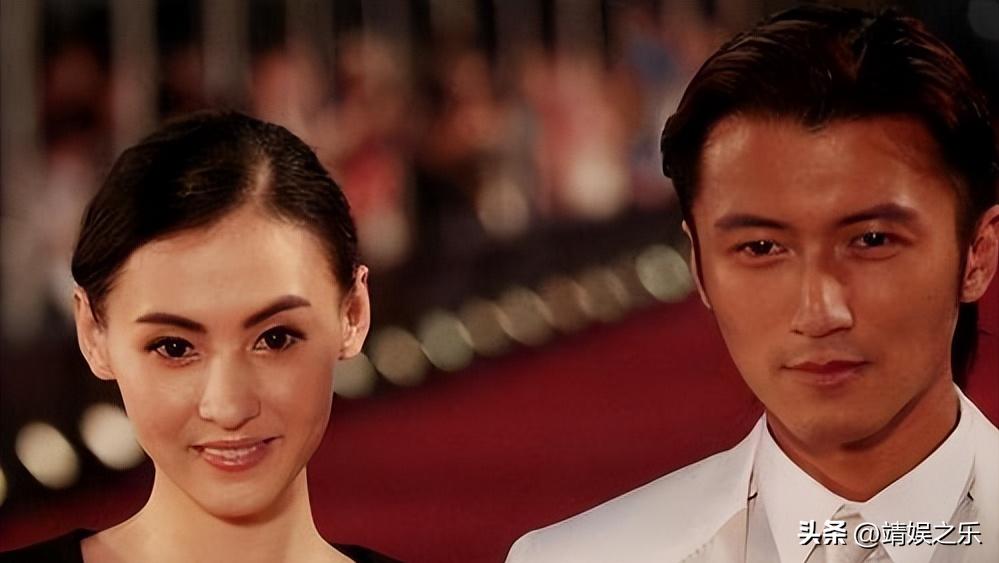 王菲谢霆锋复合七年首合体,王菲谢霆锋挽手同回北京在撒狗粮