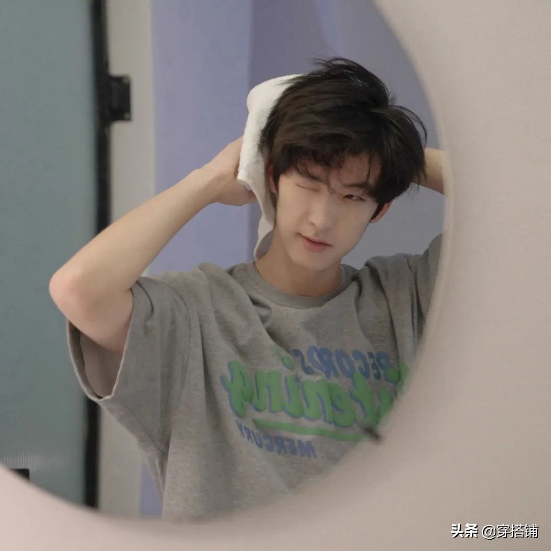 夏天穿t恤怎么穿显高男士,矮个子男生穿什么t恤好