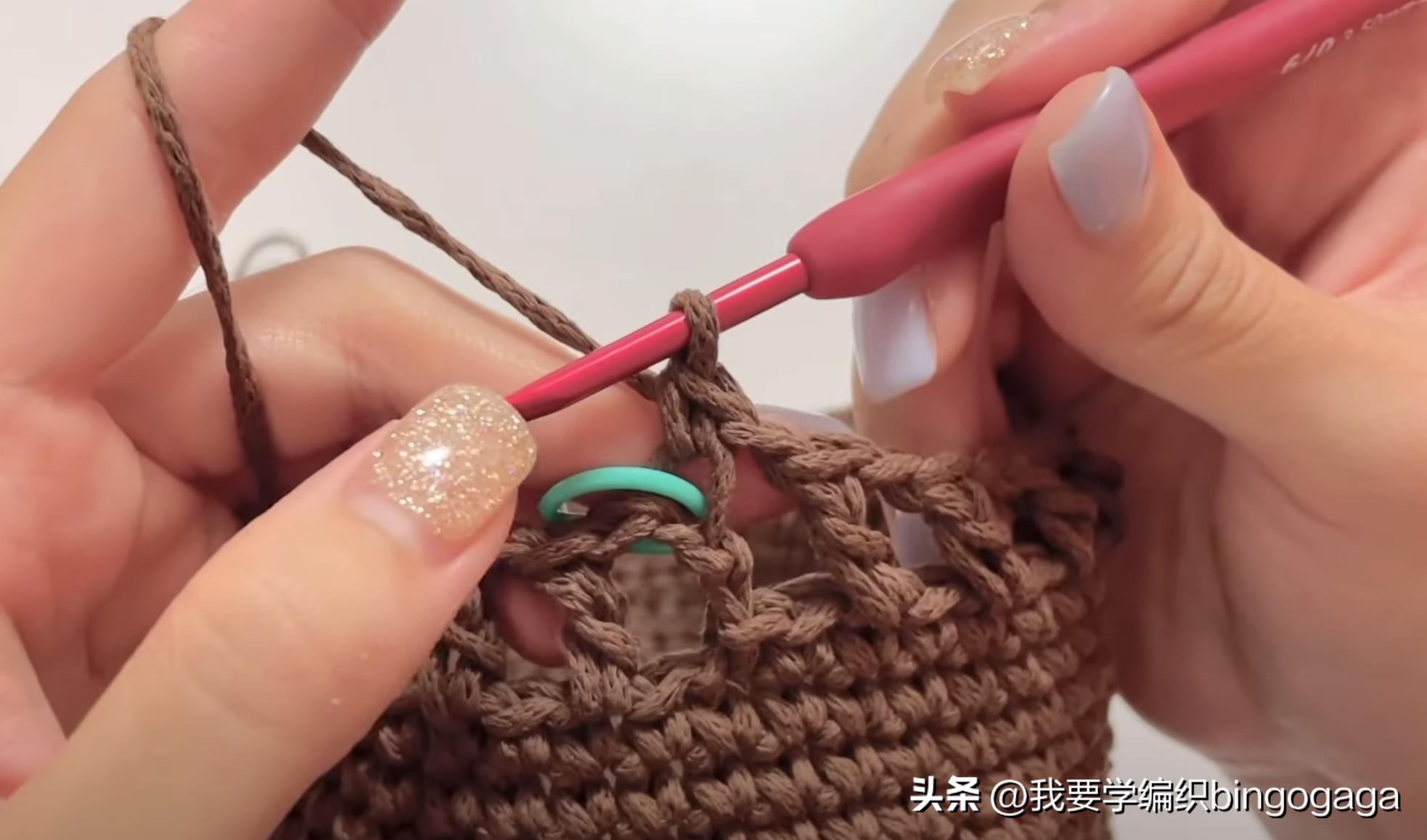 钩挂包的各种钩法视频,简单的水桶抽绳包钩织教程