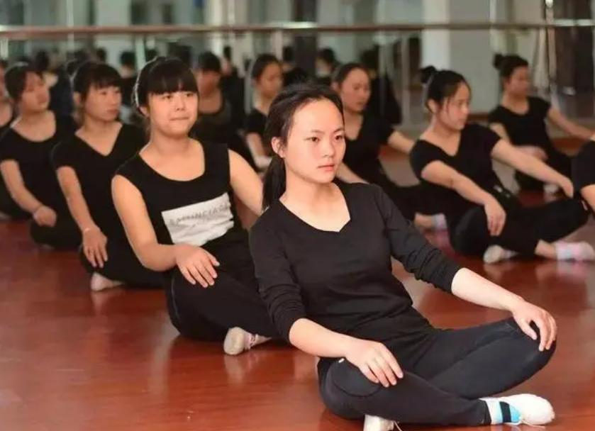 初中女生是读幼师好还是卫校好,初中毕业女生学幼师和卫校哪个好