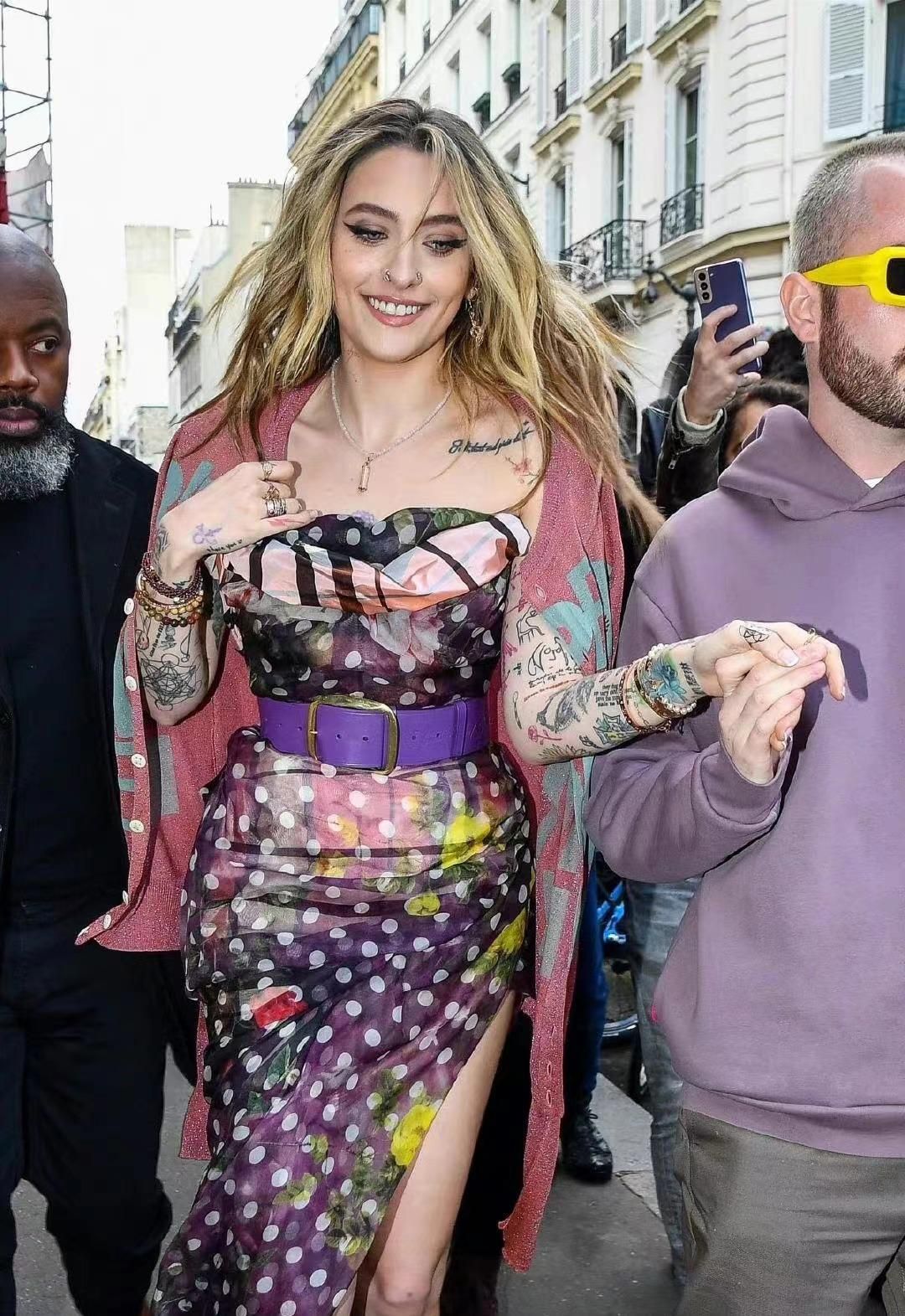 迈克尔杰克逊女儿穿牛仔流苏短裤,迈克尔杰克逊的女儿惊艳写真照