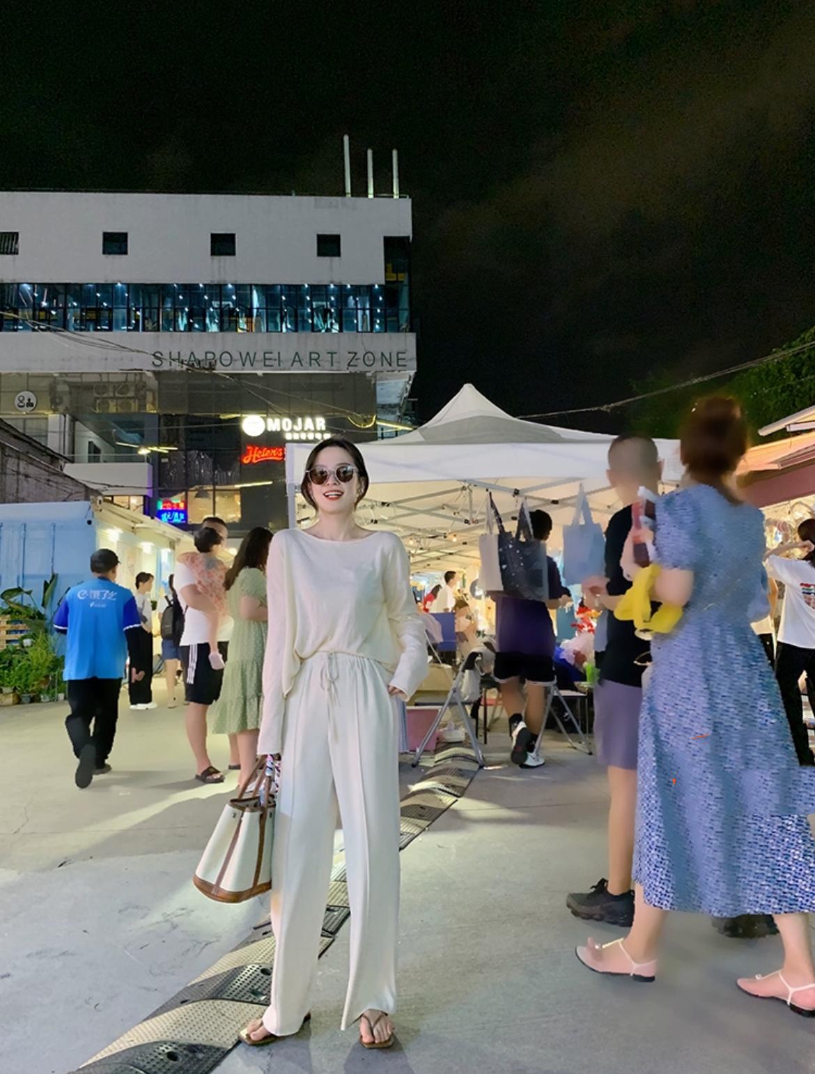 腰带扔一边吧，今年突然流行“抽绳裤”，松紧收放自如，时髦减龄