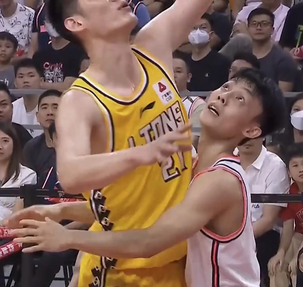 孙铭徽对徐杰做出嘲讽动作,徐杰和孙铭徽抢篮板吹谁犯规了