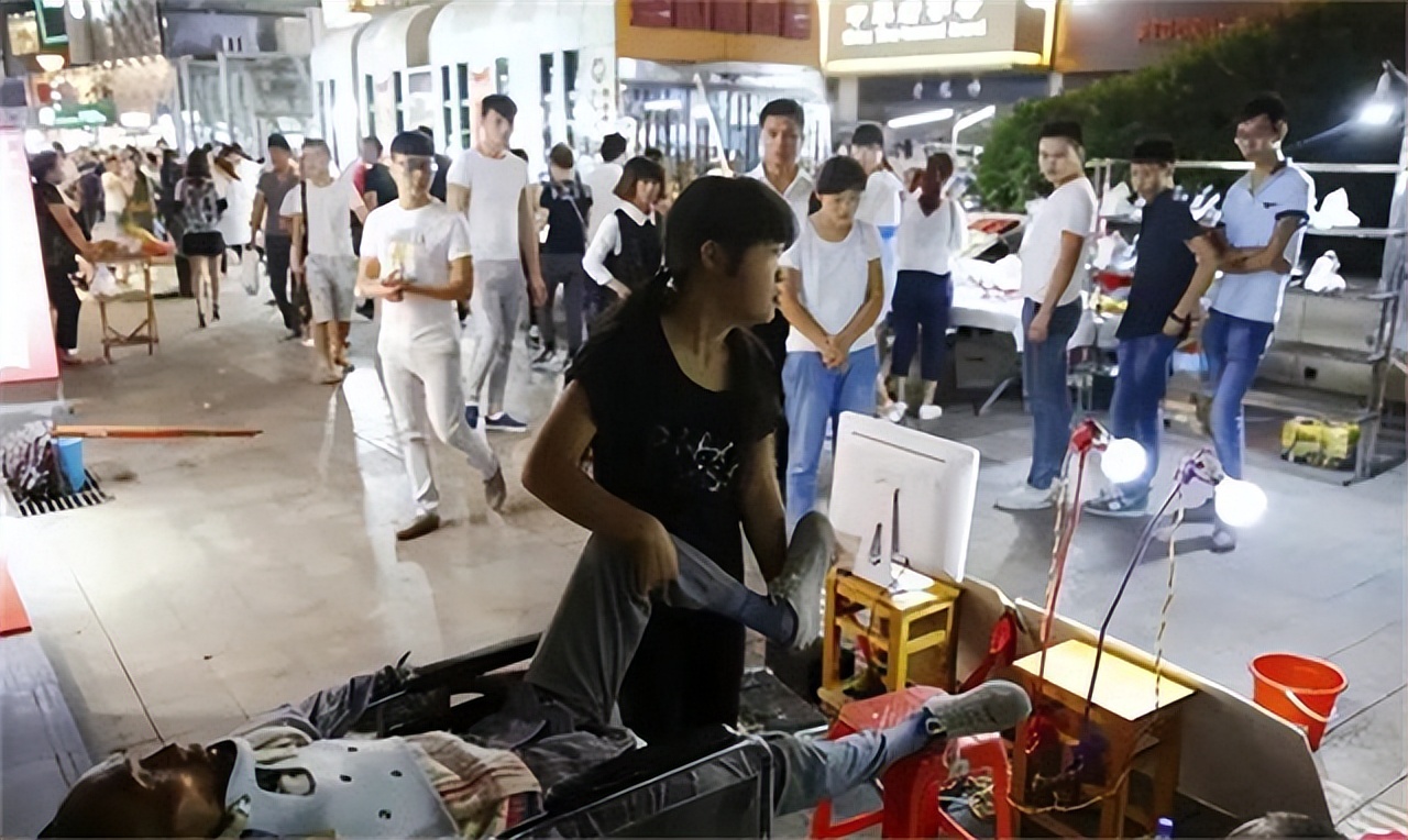 2015年，安徽女孩上街“扮牛”让人骑5元一次，背后隐情催人泪下