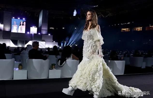 安布罗休穿吊带裙,安布罗休薄纱装扮