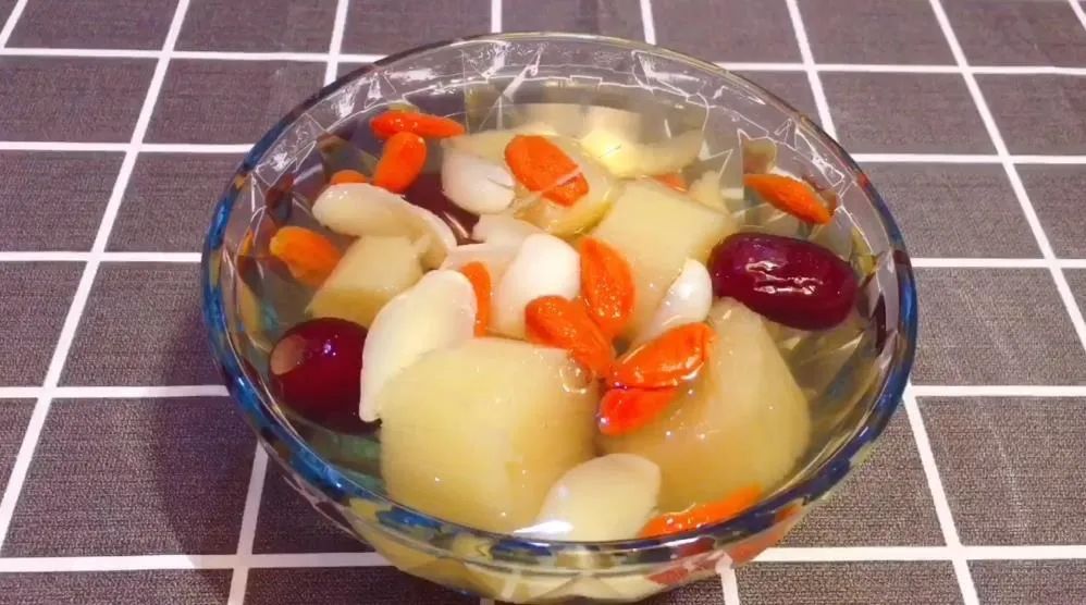 咳嗽最怕这杯茶化痰止咳又润肺,枇杷雪梨冰糖煮水治咳嗽