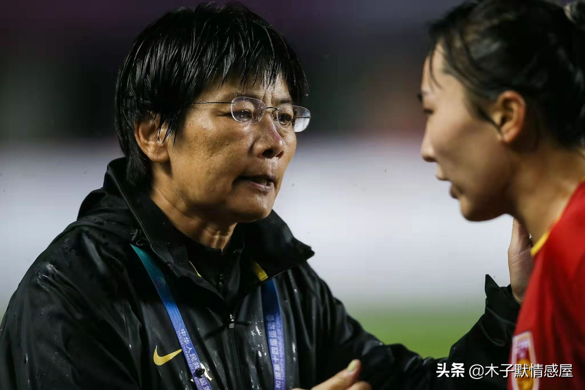 十年前，女足姑娘中有人经济窘迫得捡矿泉水瓶卖钱