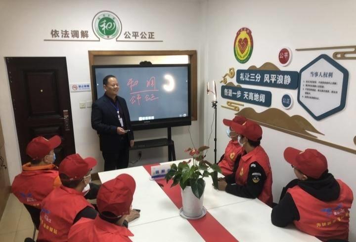 “枫色如织，善美靖江”