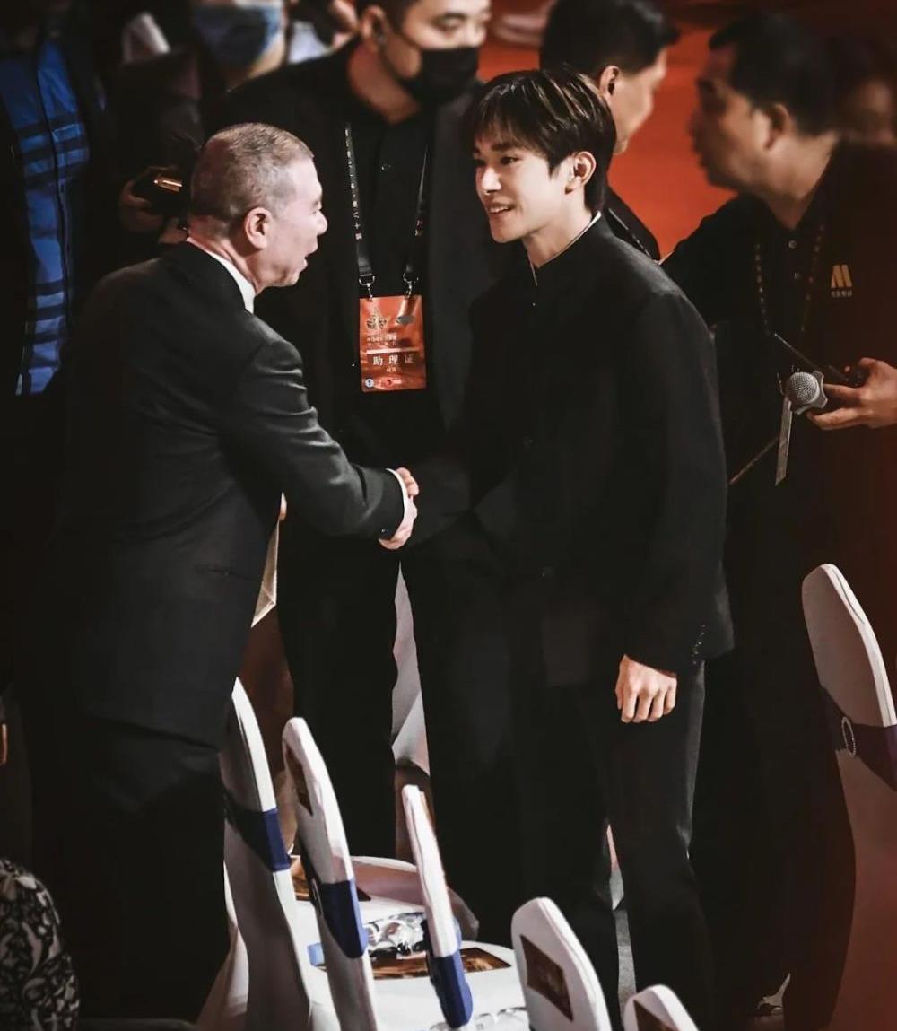 何赛飞获奖后与梁朝伟握手视频,梁朝伟何赛飞金鸡奖