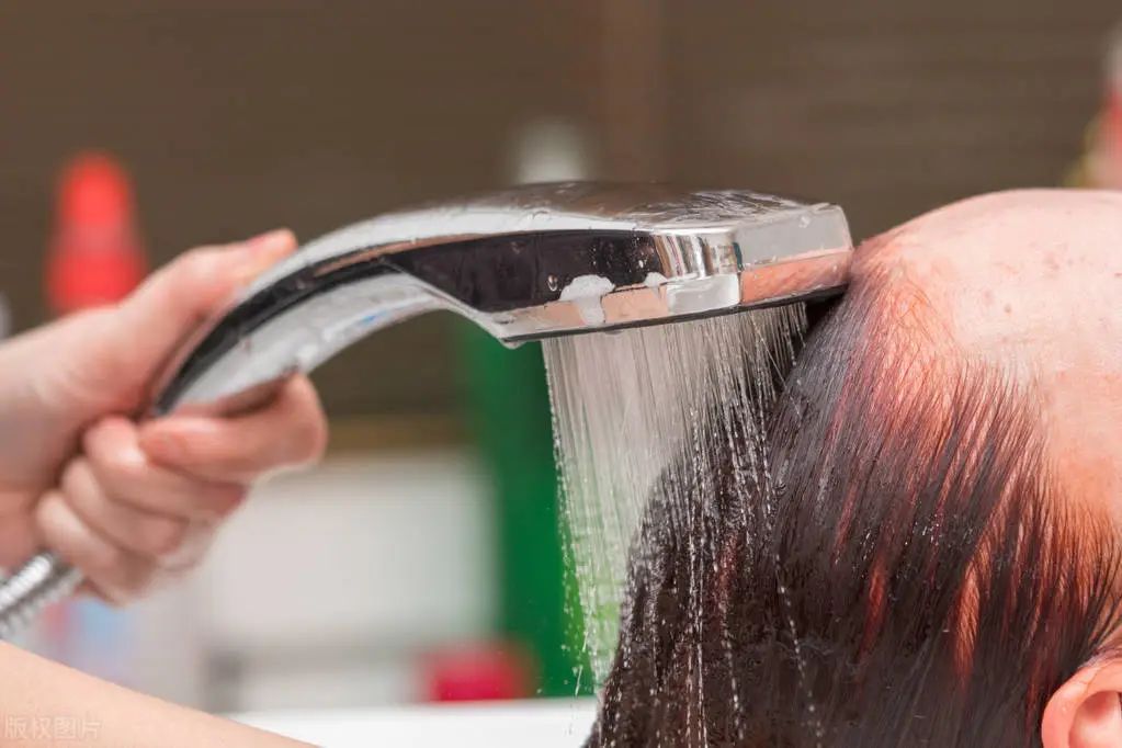 浅色头发染发怎么染,染发怎么染避免头发干枯毛躁