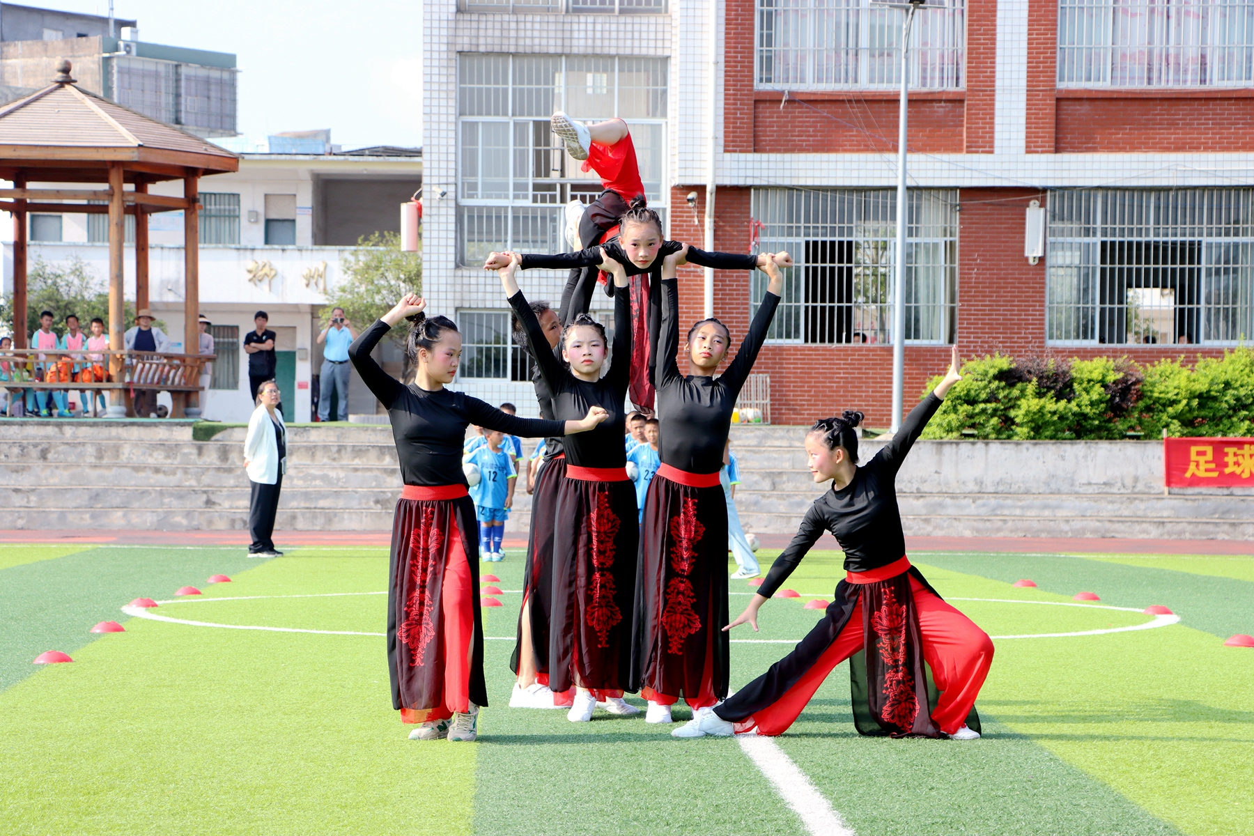 绿茵逐梦小学生校园足球联赛,足球少年逐梦绿茵场