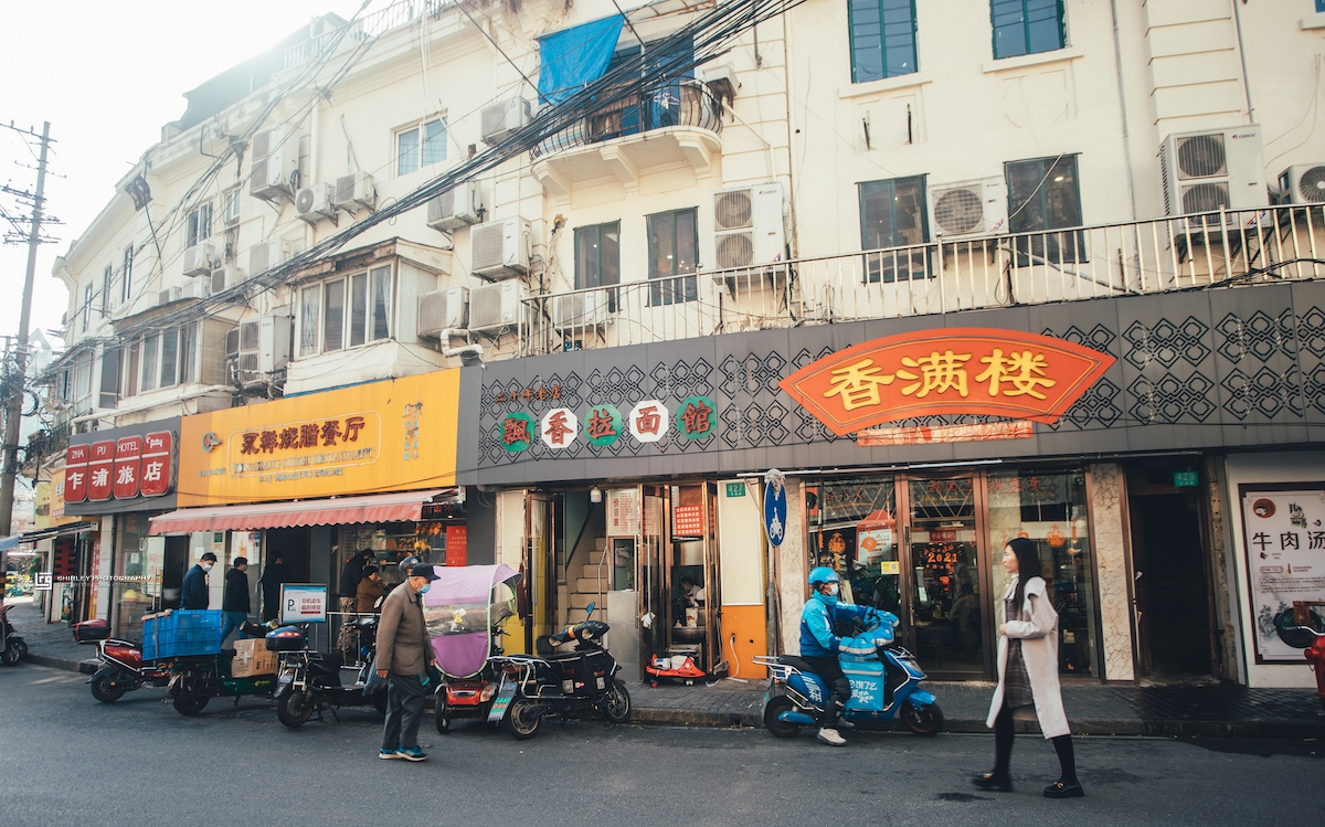 曾经的上海第一美食街，如今萧条冷清餐厅相继关门，旧改启动在即