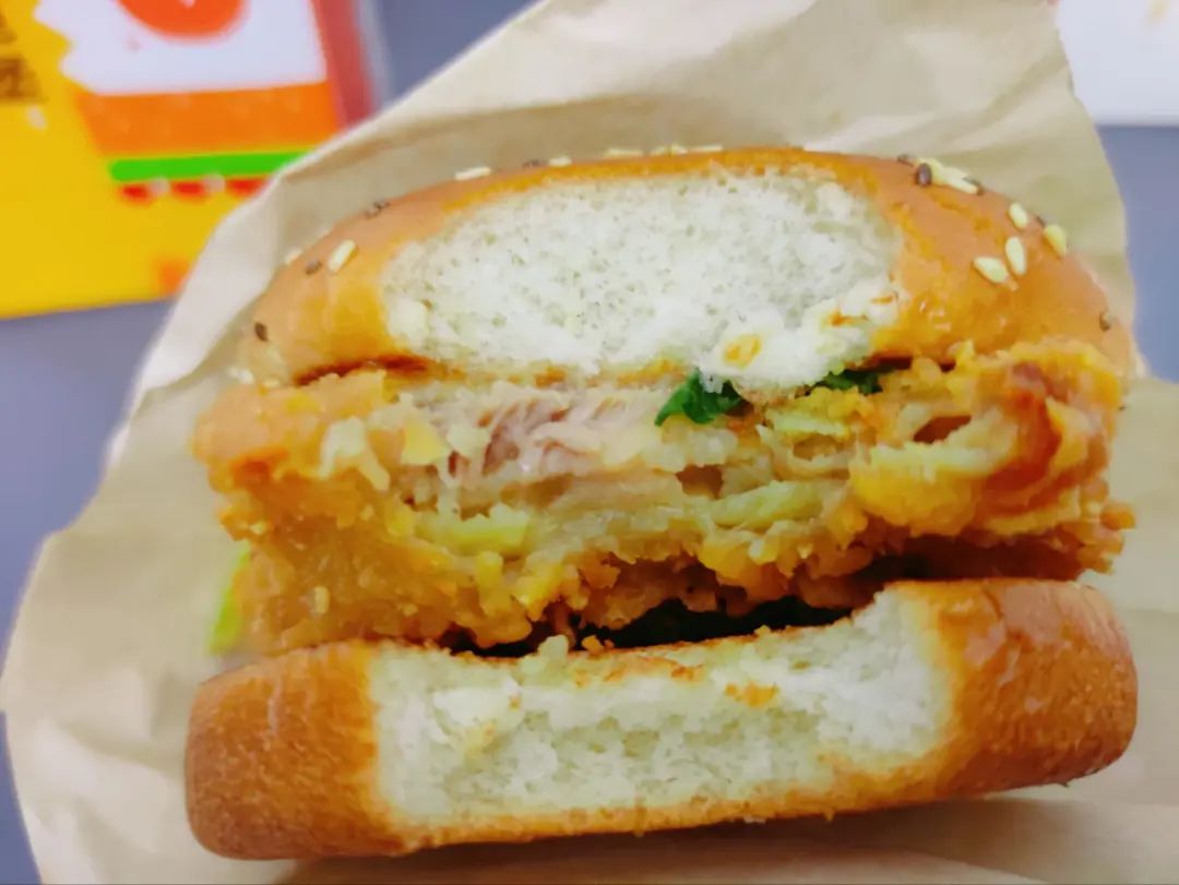 麦当劳早餐板烧鸡腿堡测评,麦当劳定制板烧鸡腿堡
