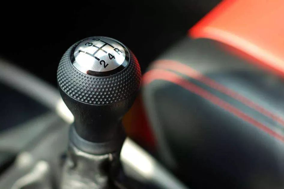 五种变速箱操作方式,纵置和横置变速箱区别