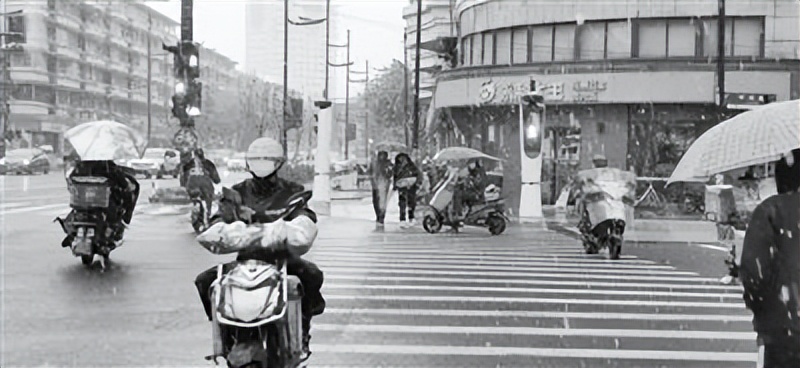 气温逐步降低冬季羽绒服迎来热销,寒冬来袭你准备好羽绒服了吗