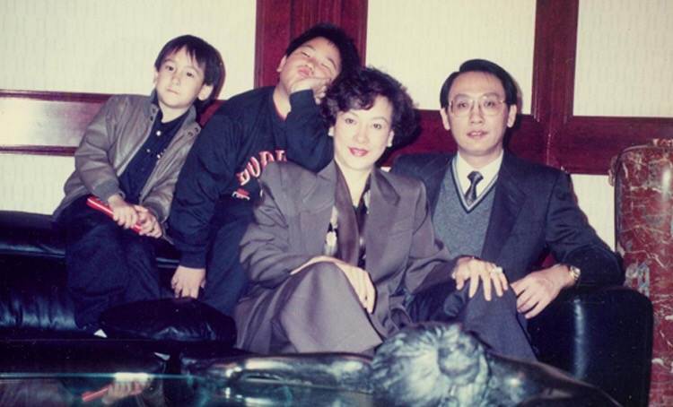 他15岁买股票赚40万，18岁成公司董事，身家百亿，39岁还没结婚