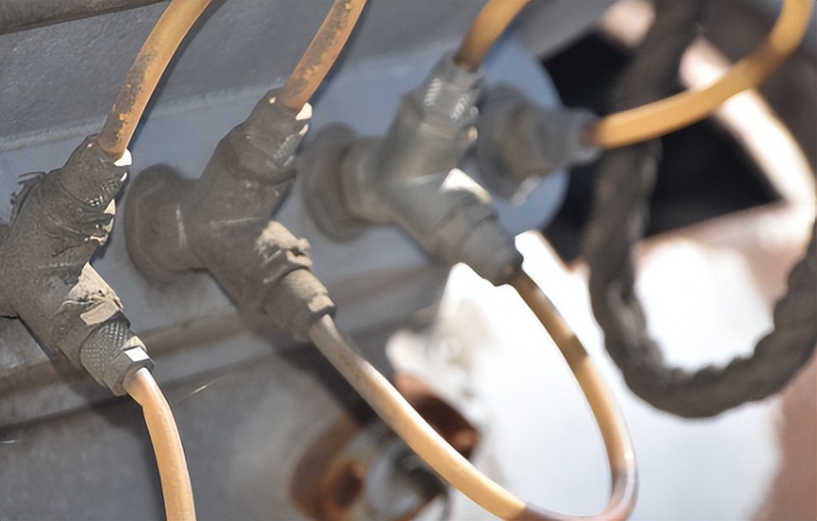 飞机油箱管道结构图,飞机副油箱连接结构